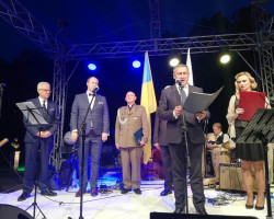 Вручення грамоти під час концерту у Варшаві