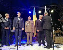 Вручення грамоти під час концерту у Варшаві